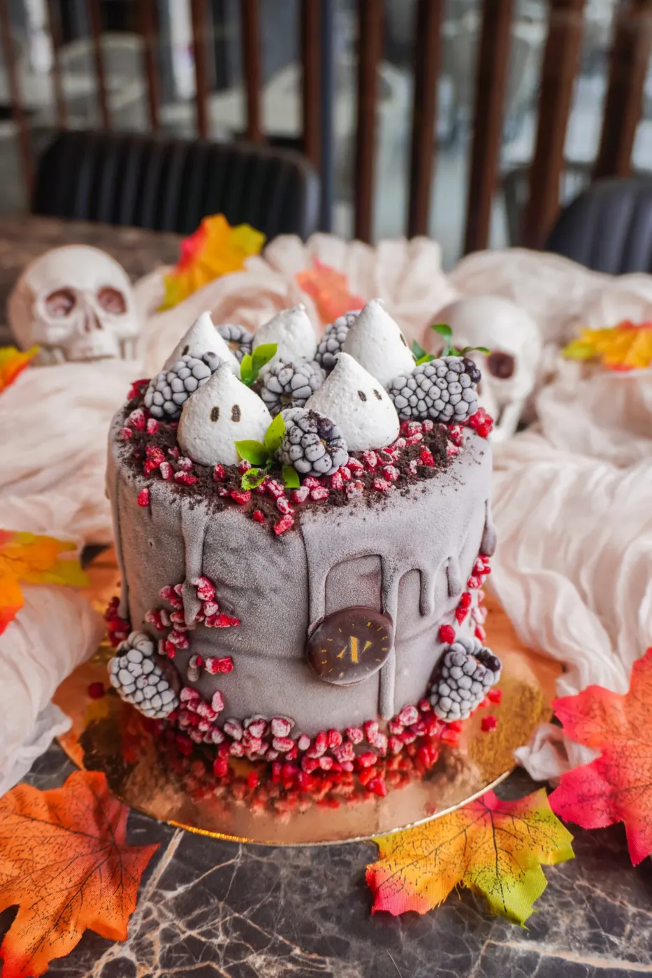 Gâteau glacé Halloween du Nicoli, fantômes en meringue et mûres